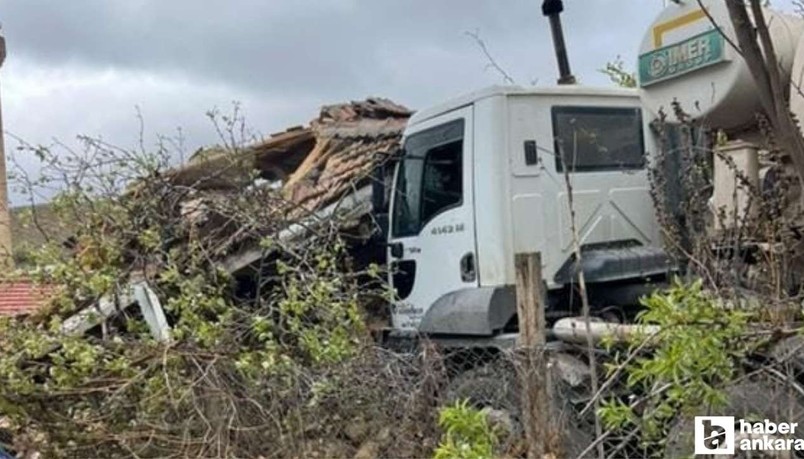Gölbaşı'nda freni boşalan beton mikseri müstakil eve çarptı