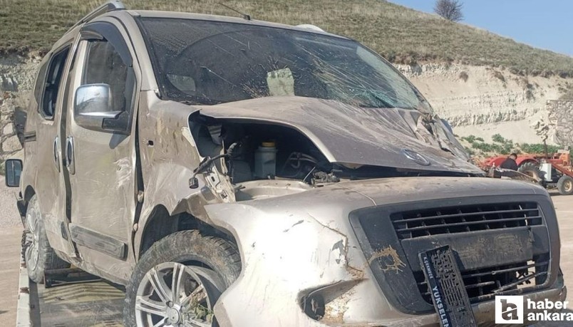 Beypazarı'nda trafik kazası: Araç devrildi, 2 kişi yaralandı
