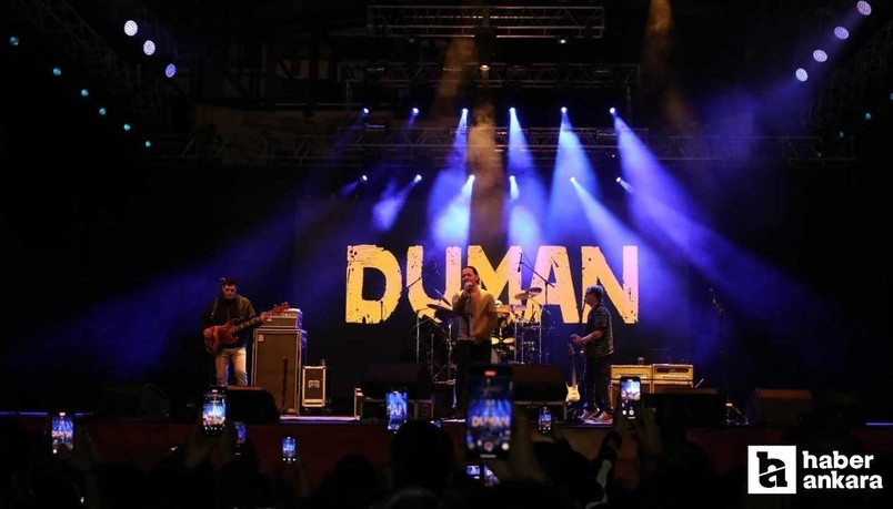 Etimesgut Belediyesi'nin 19 Mayıs konserinde Duman coşkuyu zirveye taşıdı