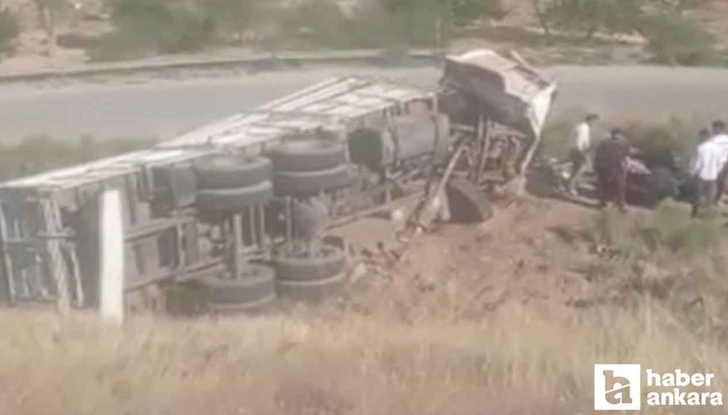 Beypazarı’nda kamyon yol kenarına devrildi: 2 yaralı