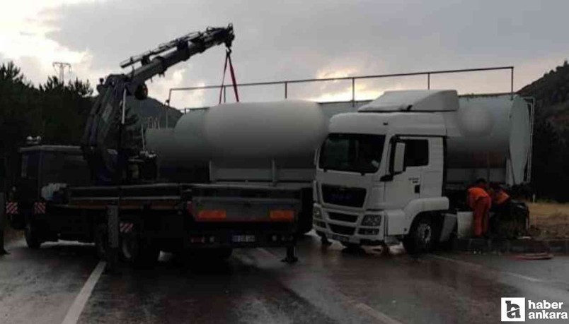 Ayaş'ta tır ve otomobil çarpışmasında araç 30 metre sürüklendi!