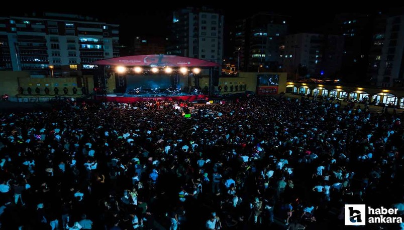 Etimesgut Belediyesi'nin Can Bonomo konserinde coşku zirve yaptı