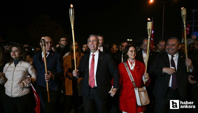 Ankara'da Cumhuriyet Bayramı için fener alayı düzenlendi