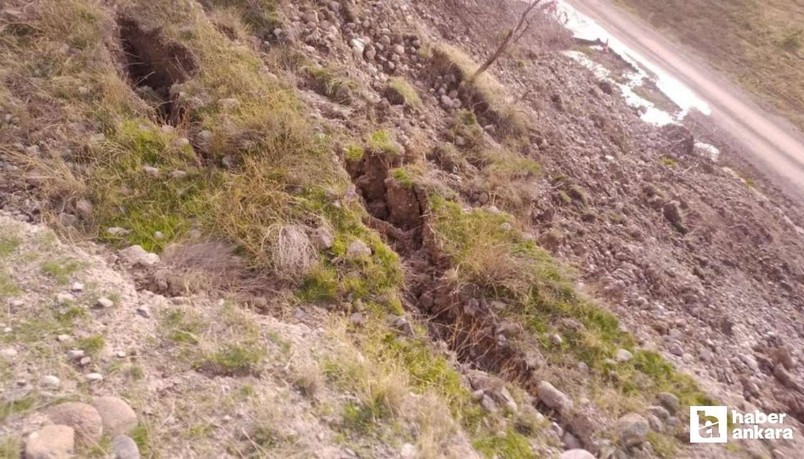 Beypazarı'nda toprak kayması nedeniyle yol trafiğe kapatıldı